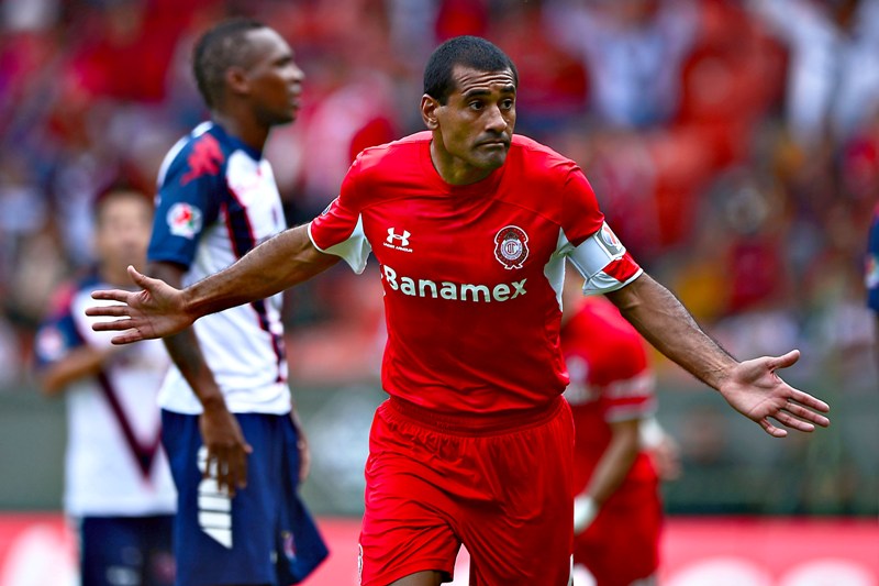 Paulo Da Silva en un duelo con Toluca