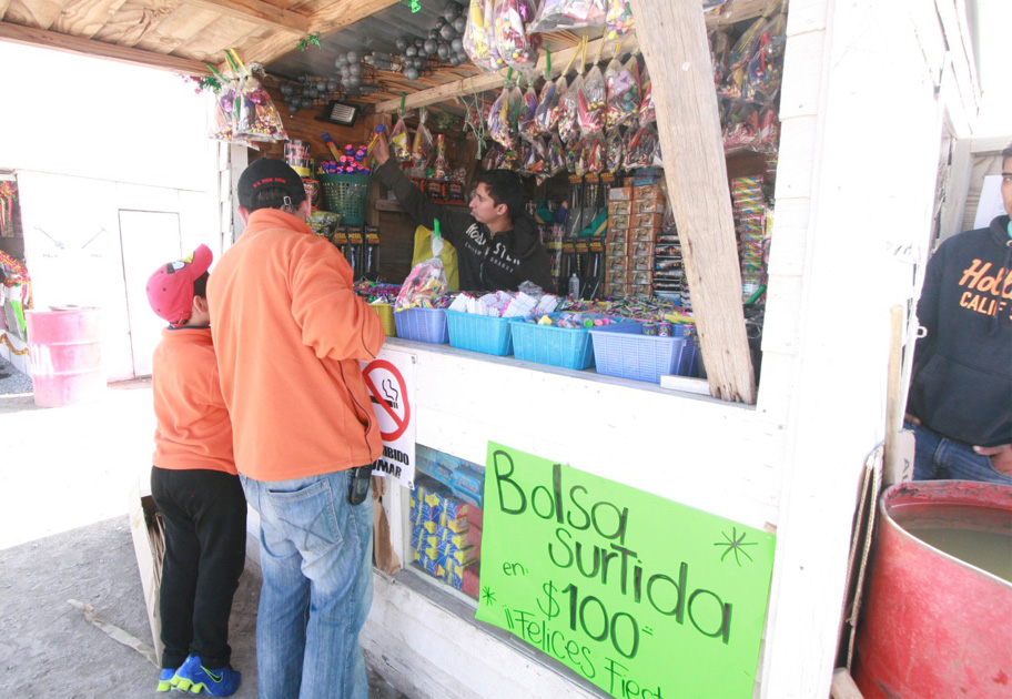 Un total de 10 pequeños locales tienen a la venta juegos pirotécnicos y cohetes que varían en tamaño, tipo y precio. 