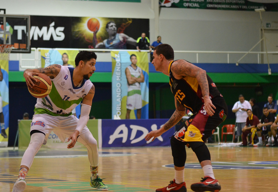 Al final del primer periodo, los locales fueron mejores y lograron penetrar la sólida defensiva lagunera.