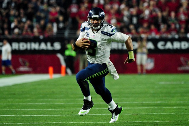 Russell Wilson, quarterback de los Seahawks, tuvo un buen día que incluyó más de 300 yardas por aire
