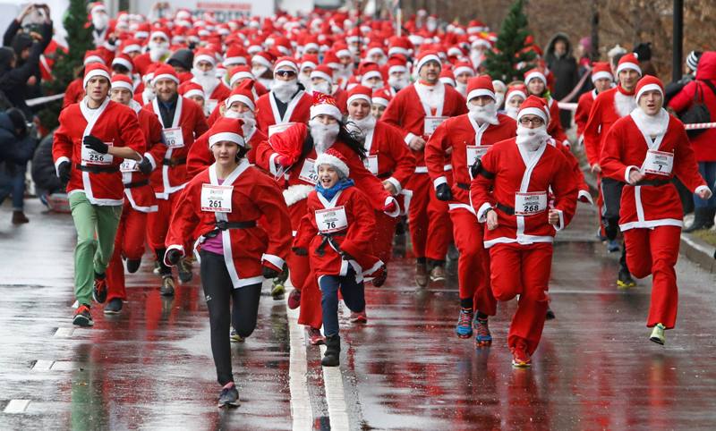 Santa Claus corren para ayudar en Moscú 