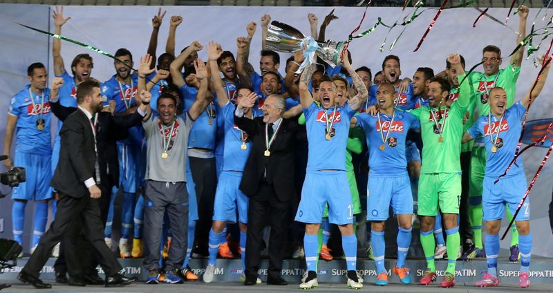 Jugadores de Nápoles levantan la Copa 