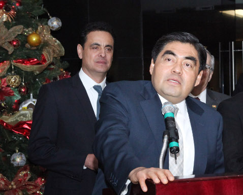 Miguel Barbosa, presidente del Senado, en la ceremonia de encendido del árbol de navidad.