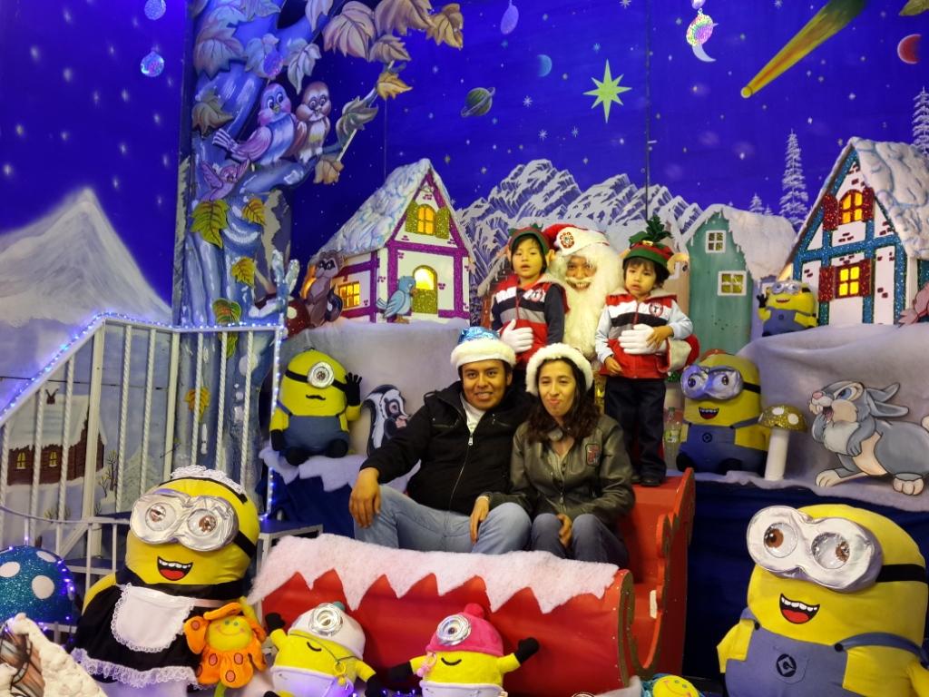 Los niños aún acuden a tomarse la tradicional foto con Santa Claus.
