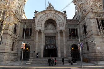 Varias personas, en las escaleras del Tribunal Superior de Justicia de Cataluña, en Barcelona