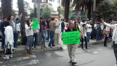 Afectados de Ficrea protestan frente a la Bolsa Mexicana de Valores.