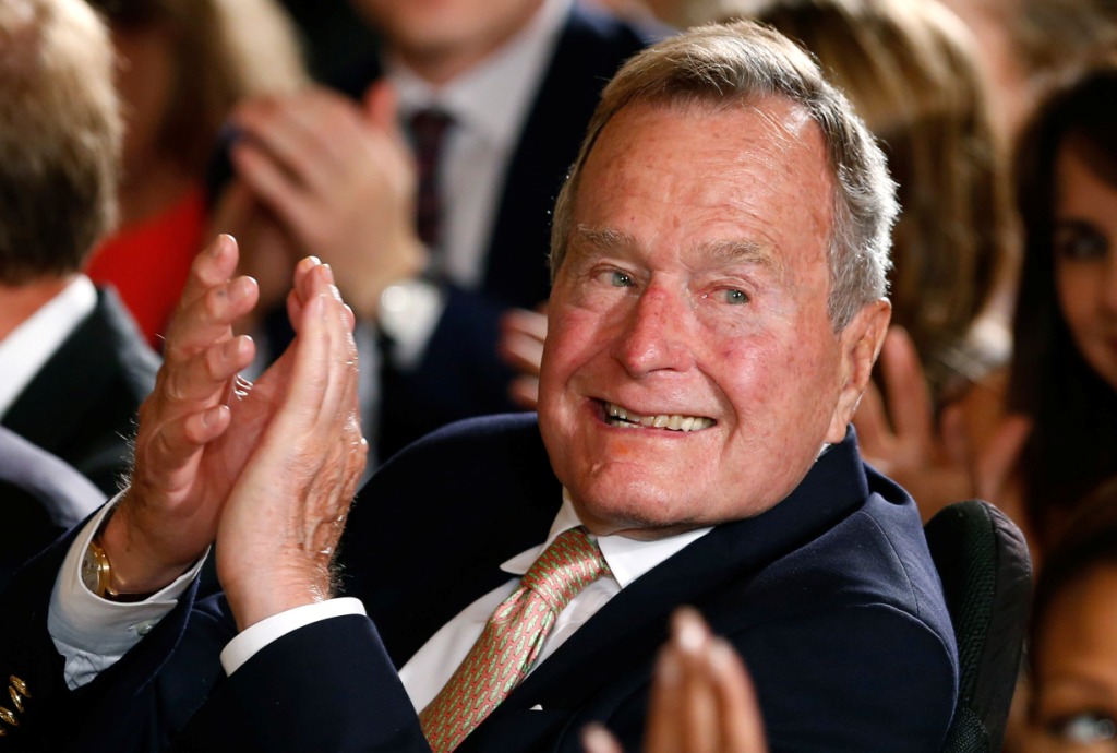 George H. W. Bush fue hospitalizado en un hospital de Houston por problemas respiratorios.
