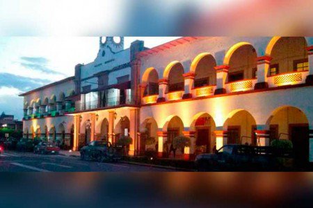 Un grupo de autodefensas tomó las instalaciones de la alcaldía de Apatzingán para exigir que sean detenidas las personas que participaron en la muerte