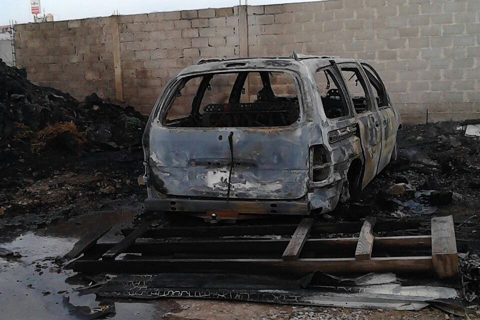 Un vehículo fue alcanzado por la explosión que se registró esta madrugada