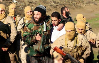 En la imagen facilitada por el EI en Raqa puede verse al piloto jordano (c) rodeado de militantes yihadistas tras ser capturado