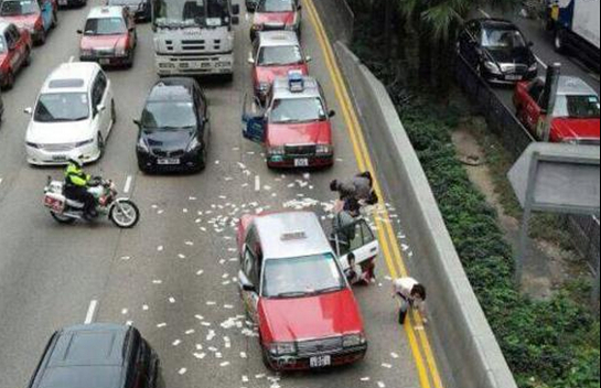 En unos instantes la circulación en la calle de Gloucester se paró cuando los chóferes de taxi, los peatones y todos los que se dieron cuenta a tiempo