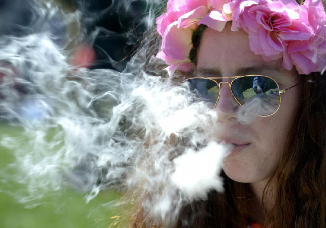 Una joven fuma un cigarro de cannabis en el pasado Día Internacional de la Mariguana, el 20 de abril, en Denver, Colorado
