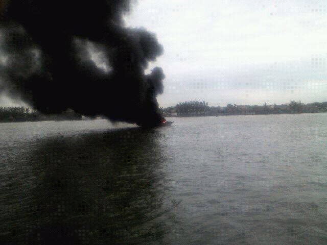 Lancha se incendia en Tampico