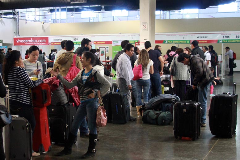 Los mostradores de las diferentes líneas aéreas lucían largas filas para el trámite de documentación.