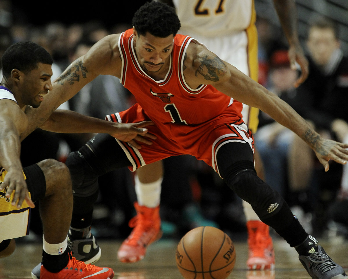 Derrick Rose, en la pelea del balón contra Ronnie Price