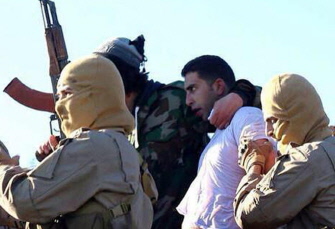 En esta imagen facilitada por una web del IS puede verse al piloto jordano momentos después de ser capturado por los yihadistas