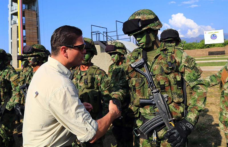 El ministro de defensa de Colombia Juan Carlos Pinzón (i) en un acto navideño en la base militar de Tolemaida, departamento de Cundinamarca