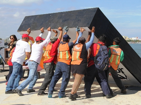 Personal de Protrección Civil del estado levantaron el expectacular que cayó en la Plaza de la Soberanía de Veracruz por los fuertes vientos.
