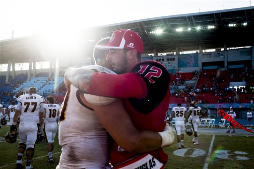 Quarterback Brandon Doughty celebra el triunfo 