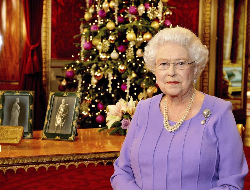 La reina Isabel II de Inglaterra posa tras grabar hoy su tradicional discurso navideño en un salón de Estado del Palacio de Buckingham, en Londres 