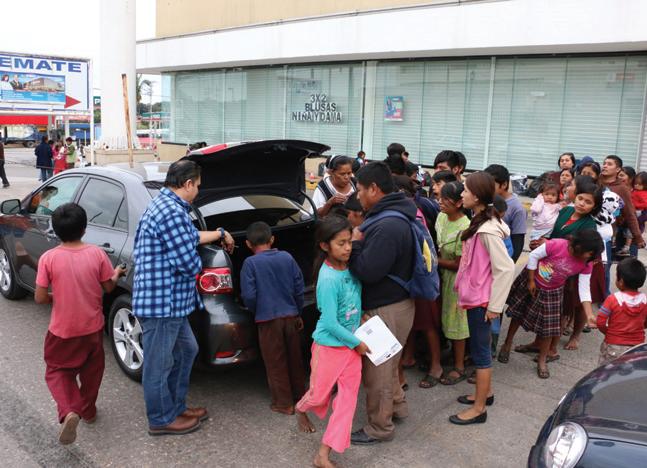 Además de comida, los menores recibieron útiles escolares.