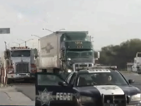El tráiler de la empresa Xihutec dio una vuelta sin precaución. 