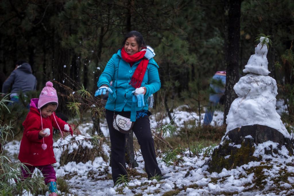 Los niños disfrutaron haciendo muñecos de nieve en el parque ecológico del Ajusco.