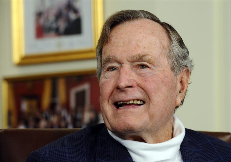 El ex presidente George H.W. Bush en su oficina de Houston en una fotografía de archivo del 29 de marzo de 2012