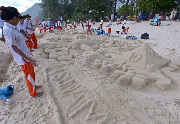 En Tailandia murieron cerca de 5 mil 395 personas, entre ellas unos 2 mil turistas extranjeros. 