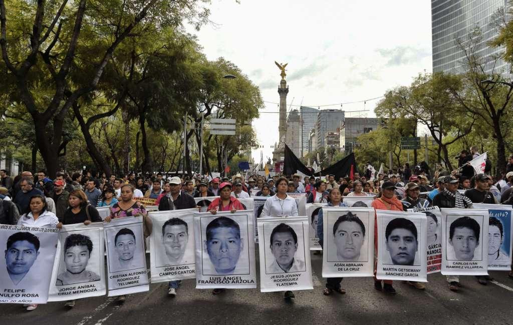 A la vanguardia de la manifestación mostraron los retratos de los estudiantes desaparecidos.