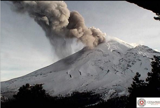El volcán Popocatépetl registró una explosión a las 17:07 con columna de ceniza de 3 mil 500 metros.