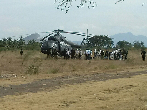 Los primeros 20 ex autodefensas abordaron un helicóptero de la Policía Federal con matrícula PFP-202, el cual se dirige a Morelia.