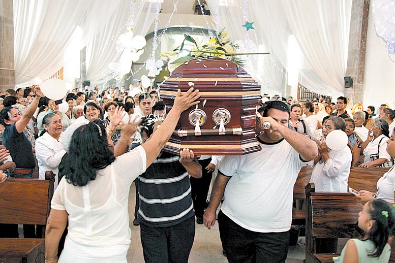 El cuerpo del clérigo fue velado en la catedral de Ciudad Altamirano y hoy será trasladado a su pueblo natal.