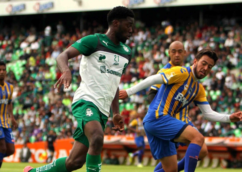 Djaniny conduce el balón 