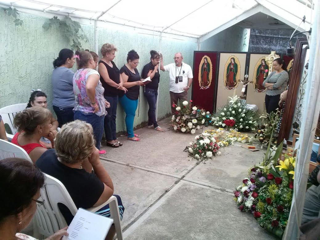 Hipólito Mora le solicitó una hora más al subprocurador de Apatzingán, Victorino Porcayo, para estar presente en el rosario de su hijo Manolo.