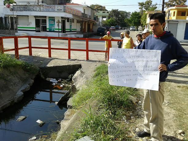Los vecinos exigen que se repare el drenaje.