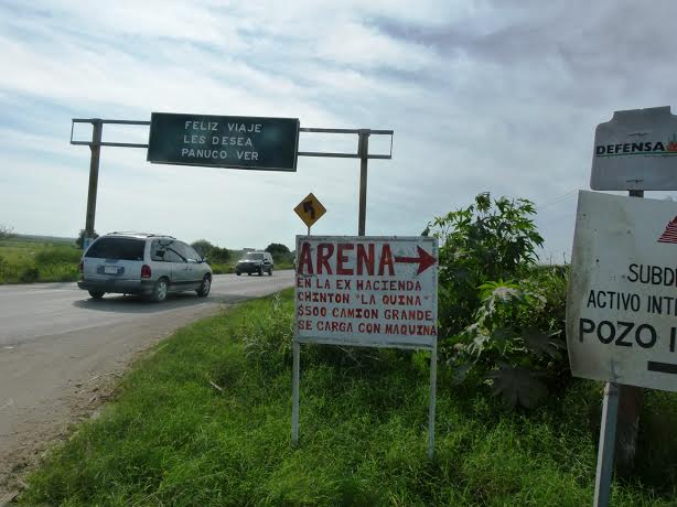 Ofertan la arena de rió que es extraída con maquinaria pesada.