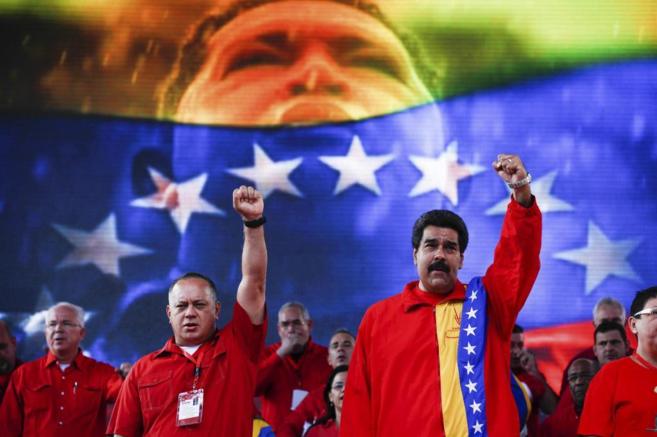 El presidente de la Asamblea Nacional, Diosdado Cabello (I), con el presidente venezolano, Nicolás Maduro