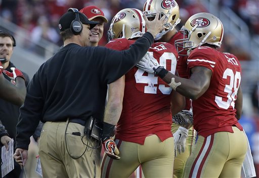 Bruce Miller es felicitado 