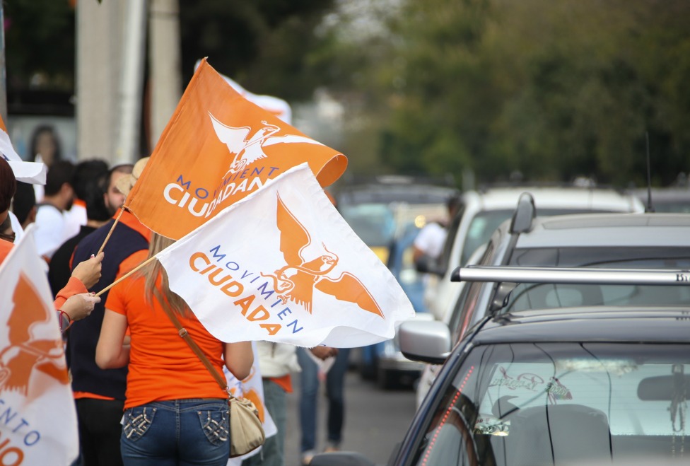Enrique Alfaro, recandidato de Movimiento Ciudadano pegó calcas a automóviles en los cruces de avenida Circunvalación y Belisario 
