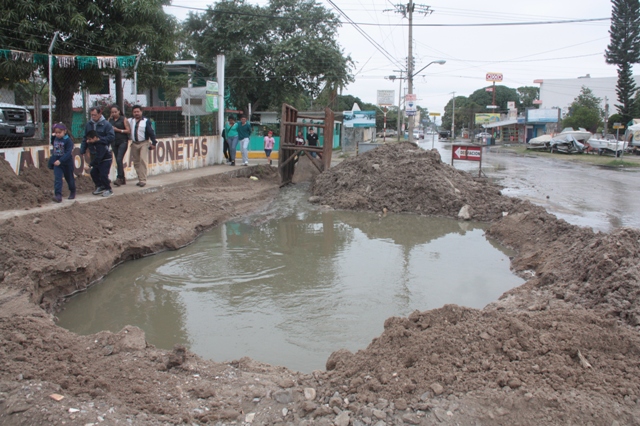 Desde hace 15 días una mega fuga de aguas negras ha afectado a decenas de familias de la colonia Tancol en Tampico, ya que los fétidos olores no les p