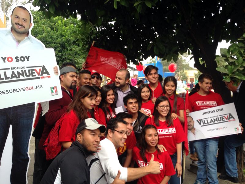 La pega de calcas del precandidato del PRI se lleva a cabo en 20 puntos de Guadalajara según lo mencionó en propio Ricardo Villanueva.