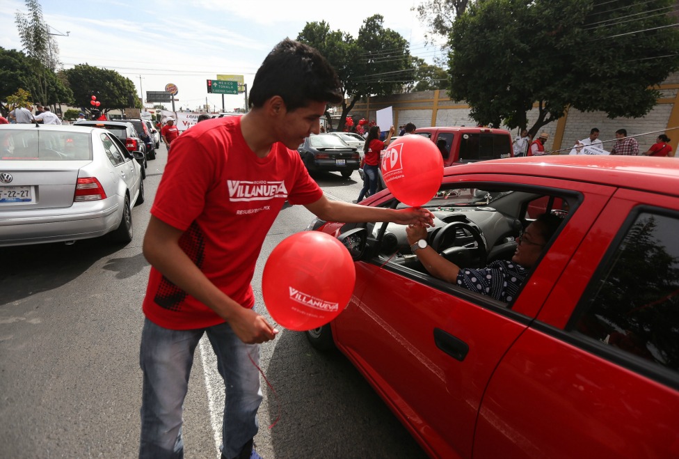 Ricardo Villanueva inició su precampaña sobre avenida Revolución a la altura de la Glorieta del Charro