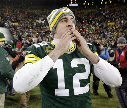 Rodgers salió lesionado pero regresó al terreno de juego 