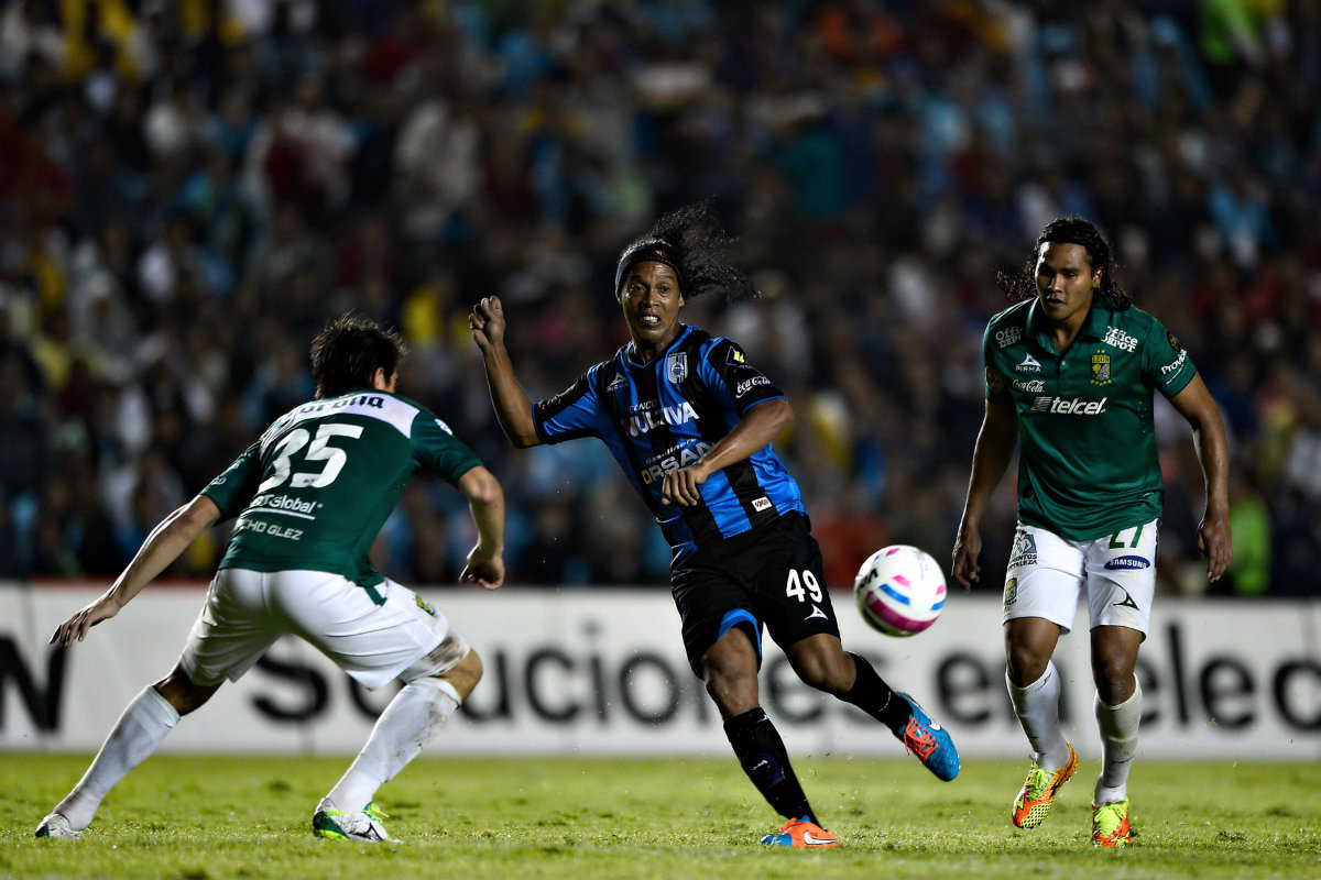 Ronaldinho en la Jornada 12 frente a León 