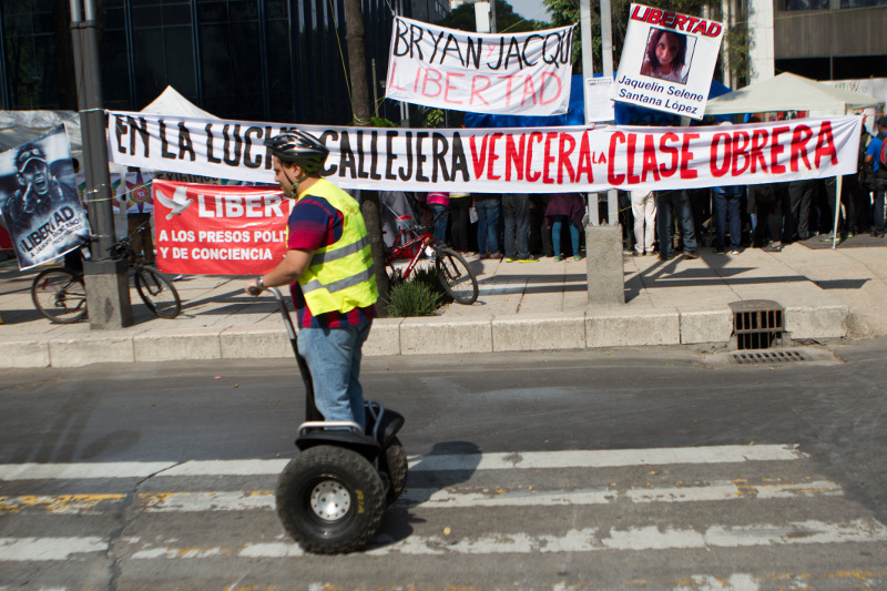 Familiares y amigosde los normalistas desaparecidos se manifestaron frente a la PGR.