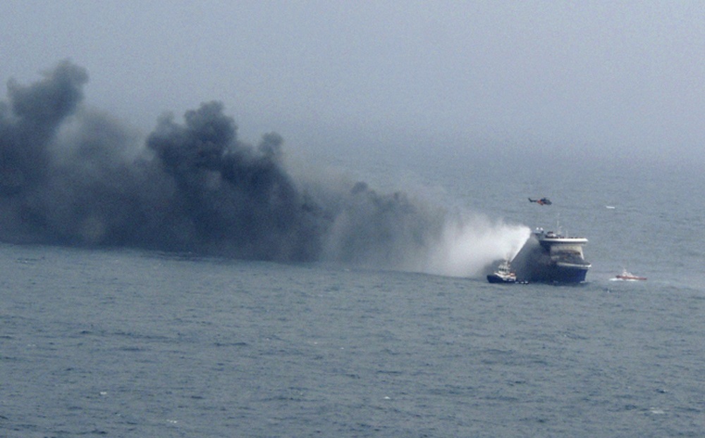 Una imagen tomada de un video puesto a disposición por la Marina Italiana muestra al ferry "Norman Atlántico" incendiándose en Albania.