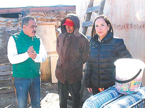 La senadora junto al alcalde.