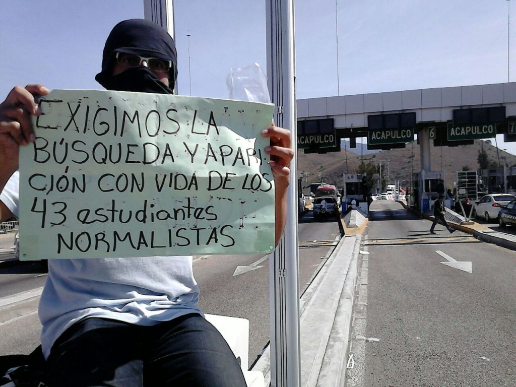 Los maestros piden la aparición con vida de los 42 normalistas.