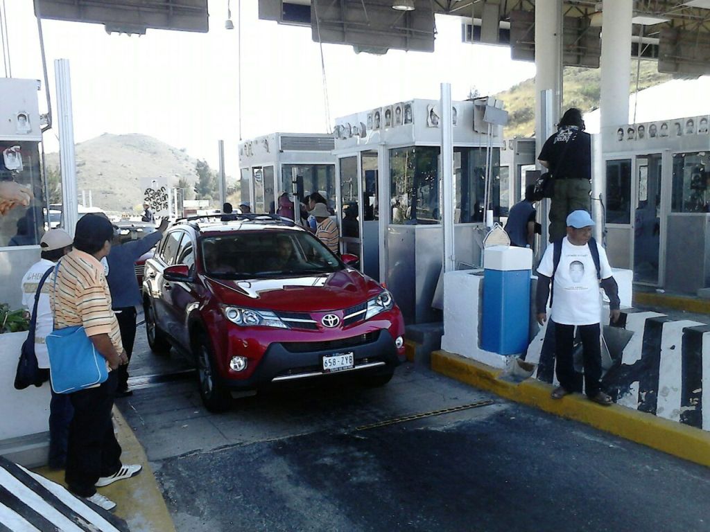 Los maestros tomaron dos casetas de la Autopista del Sol.